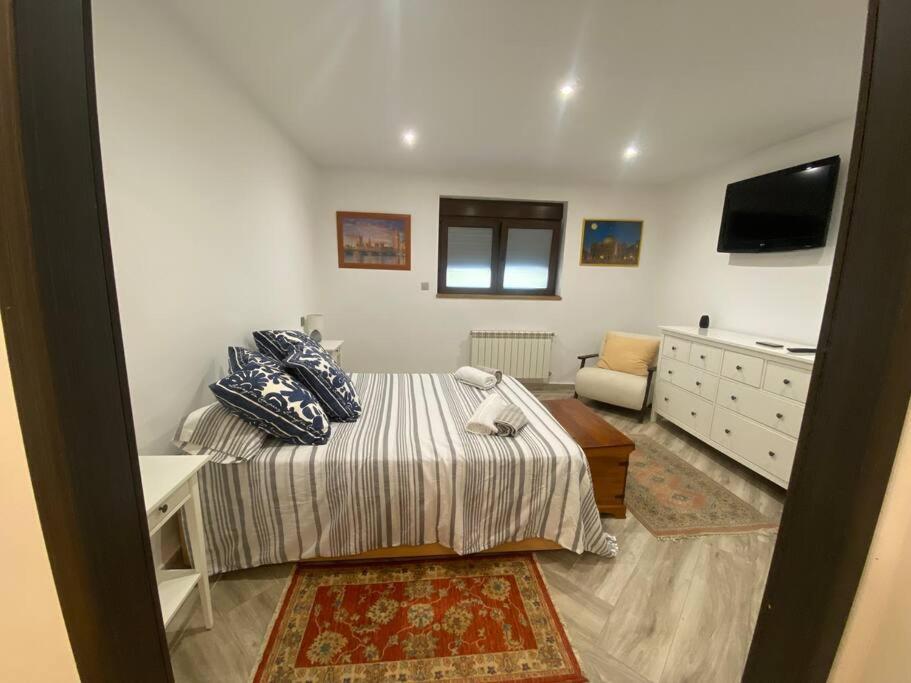 Apto. Entero. Nuevo Y Muy Comodo El Escorial Bagian luar foto
